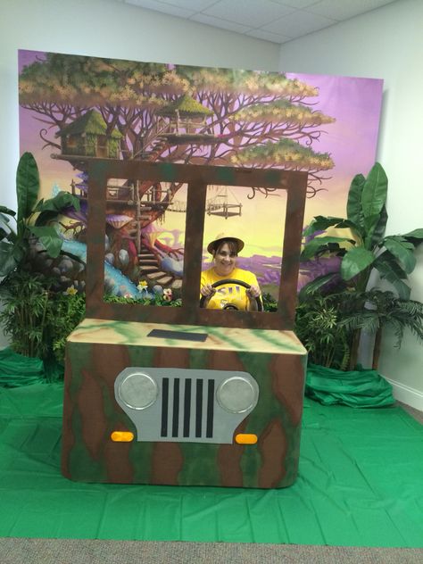 Our photo booth for Journey Off the Map. Jeep made from cardboard covering a small table Tropisk Fest, Jungle Thema, Safari Jeep, Jungle Decorations, Jungle Theme Parties, Deco Jungle, Jungle Safari Party, Zoo Party, Safari Theme Party