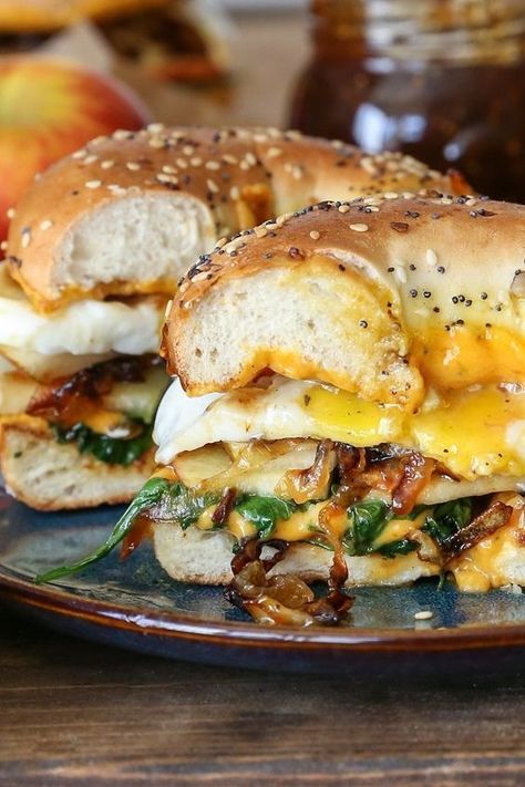 Grilled Cheese Bagel, Caramelized Onion Grilled Cheese, Bagel Sandwiches, Resep Sandwich, Onion Grilled Cheese, Apple Cheddar, Menu Sarapan Sehat, Cheese Bagels, Bagel Sandwich