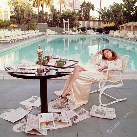Faye Dunaway. At the Chateau Marmont on the morning after winning her Best Actress Oscar for "Network" in 1977. A great Hollywood photograph. Best Actress Oscar, Terry O Neill, Jerry Hall, Faye Dunaway, Ann Margret, Mae West, Beverly Hills Hotel, Gene Kelly, Bonnie Clyde