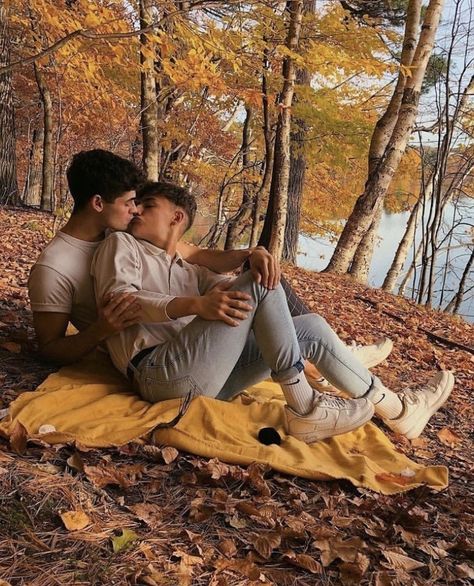 Gay Love Gay Tumblr, Parejas Goals Tumblr, Picnic Dates, Tumblr Gay, ماثيو ماكونهي, 남자 몸, Gay Aesthetic, Men Kissing, Lgbt Love