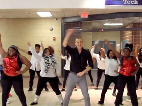 Texas Teacher Hilariously Dances to 'Uptown Funk' with His Students (VIDEO) http://www.people.com/article/texas-teach-uptown-funk-dance I never had a teacher like him. Wish I did. Uptown Funk Dance Video, Uptown Funk Dance, Dance Video Song, Floor Piano, Green Song, Country Music Songs, Texas Teacher, Uptown Funk, Dance Basics