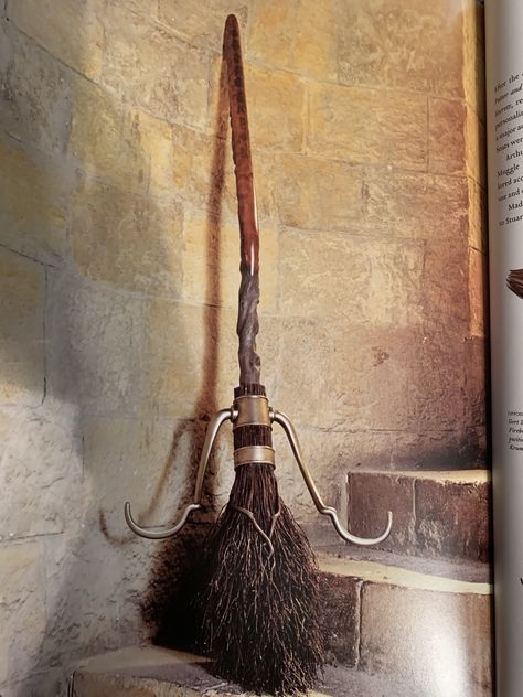 Witch Broomstick Aesthetic, Broom Harry Potter Aesthetic, Belongings For Dr Harry Potter, Brooms Harry Potter, Diy Quidditch Broom, Hogwarts Dr Belongings, Harry Potter Witch Aesthetic, Hogwarts Herbology Aesthetic, Hogwarts Broom
