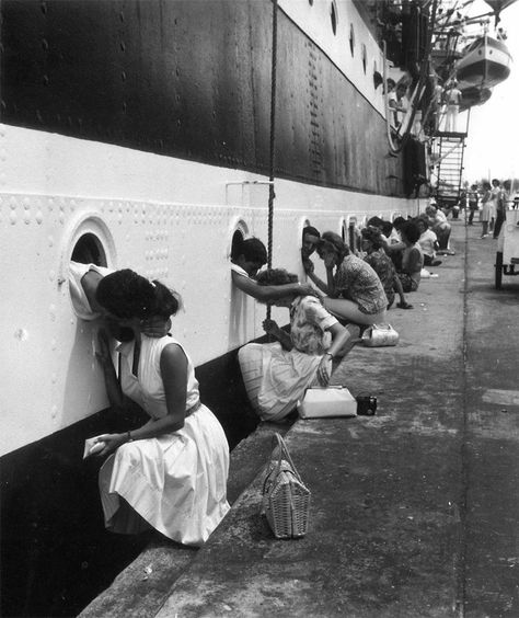 American Soldiers Getting Last Kiss On Ship Before Deployment To Egypt, 1963 Old Fashioned Love, Heartwarming Pictures, Last Kiss, Fotografi Alam Semula Jadi, Vintage Romance, Foto Vintage, Foto Art, American Soldiers, Old Love