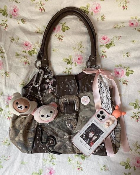 Bag Items Aesthetic, Midzise Fashion, Grunge Bags, Y2k Bags, Y2k Bag, Inside My Bag, Aesthetic Bags, Handbag Essentials, Pulseras Diy