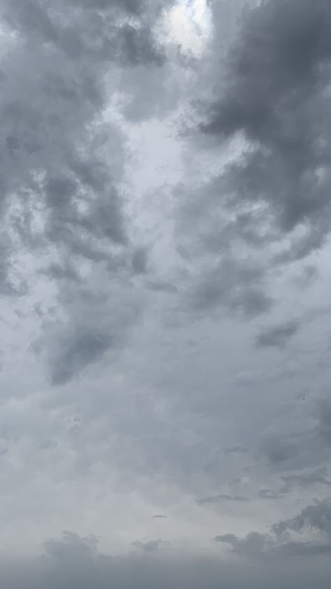 Gloomy Sky Wallpaper, Rainy Sky Painting, Nandini Core, Gloomy Sky Aesthetic, Grey Sky Aesthetic, Grey Sky Painting, Wallpaper Gloomy, Partly Cloudy Weather, Gloomy Photography