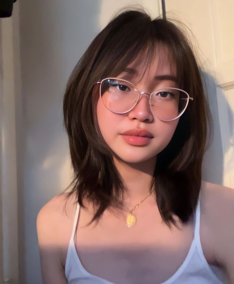 Short Hair For Chubby Faces, Ulzzang Short Hair, Short Hair Cuts For Round Faces, Short Hair Tomboy, Korean Short Hair, Hairstyles With Glasses, Hair Inspiration Short, Asian Short Hair, Short Hair Syles