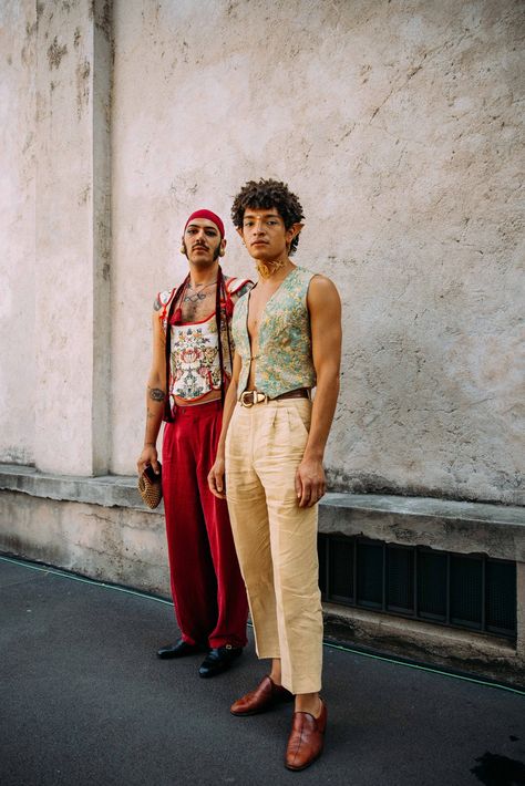 Milan Mens Street Style, Milan Fashion Week 2023 Street Style, Festival Style Men, Mode Queer, Spring 2023 Menswear, Queer Weddings, Genderless Fashion, Queer Fashion, Guest Attire