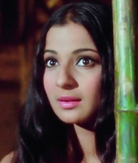 Tanuja Actress, Old Bollywood Actress, Zeenat Aman, Sanjeev Kumar, Old Film Stars, Mumbai City, Bollywood Pictures, Indian Cinema, Indian Film