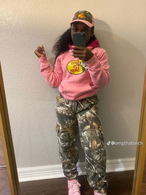 Cute Army Fatigue Outfits, Outfit Ideas With Triple Pink Dunks, Camaflouge Outfits For Women Winter, Triple Pink Dunks Outfits Winter, Triple Pink Dunk Fits, Outfits To Go With Triple Pink Dunks, How To Style Pink Dunks, Triple Pink Dunk Outfits, Pink Shoes Outfit Black Women