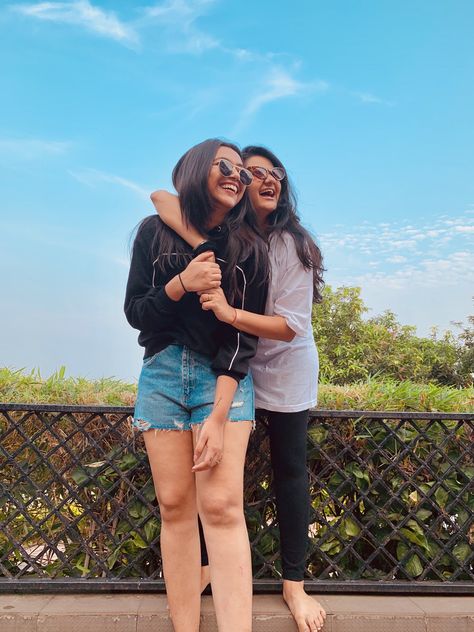 Pose To Do With Bestie, Friends Poses Selfie, Poses Bff Photo Ideas, Cute Birthday Poses With Friends, Poses With Best Friend Aesthetic, Photo Poses Besties, Bff Pictures Poses, Poses Idea With Bestie, Photo Poses For Two Besties