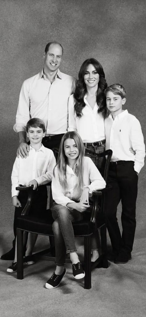 The Prince and Princess of Wales and their family for the Christmas card portrait 2023 Royal Family Christmas, Principe William Y Kate, Düşes Kate, Princesa Charlotte, Prince William Et Kate, William E Kate, Prince William Family, Principe William, Princesa Kate Middleton