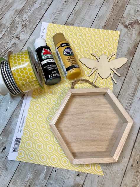 Diy Bee Hive, Bee Hives Diy, Bumble Bee Decorations, Bumble Bee Craft, Bee Hive Craft, Diy Bee, Bee Room, Honey Bee Decor, Bee Wreath