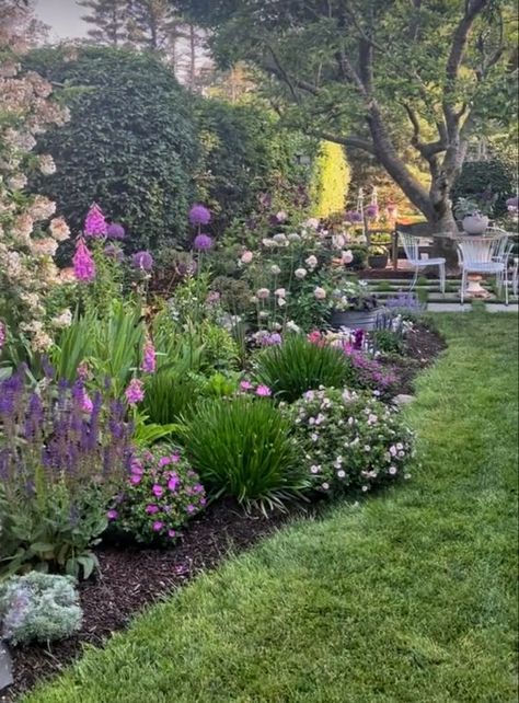 Cottage Garden Borders, Diy Garden Decor Projects, Simple Garden, Front Yard Garden Design, Cottage Garden Plants, Aesthetic Garden, Garden Decor Projects, Cottage Garden Design, Patio Garden Design