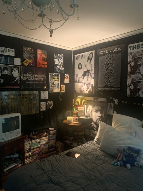 Dark Edgy Bedroom, Black Walls Room Aesthetic, The Smiths Room Decor, 80s Goth Bedroom, Coy3.0 Room, 90s Goth Bedroom, Metal Head Room Aesthetic, 90s Rock Bedroom, Deftones Room Aesthetic