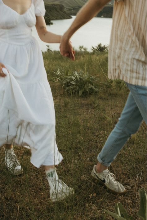 Couple Photo Session Outfits, India Earl Photography Couple, Couple Goofing Around, Active Engagement Photos, Field Photoshoot Outfits Couple, Outdoor Engagement Ideas, Unique Outdoor Engagement Photos, Styles Of Engagement Photos, Romantic Field Photoshoot