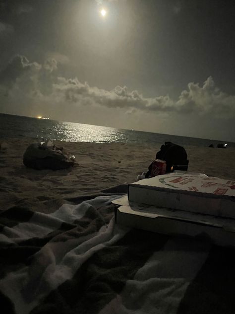 Beach At Night With Boyfriend, Late Night Picnic Date, Couple At Beach Night, Beach Dates Aesthetic, Beach Night Couple, Late Night Beach Date, Night Beach Couple, Beach Night Date, Night Beach Date