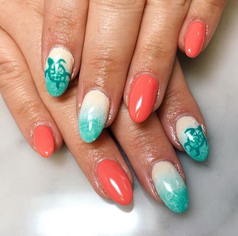 Sea turtles Cute Turtle Nail Designs, Turtle Pedicure Ideas, Sea Turtle Nail Art Design, Turtle Nail Design Easy, Nail Art Turtle, Hawaii Manicure Ideas, Ocean Nail Art Sea, Seahorse Nail Art, Sealife Nails