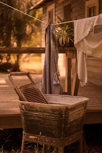 a simpler time ... wash tub, washboard + laundry on a clothesline Complete Laundry Deco Nature, Wash Tubs, Vintage Laundry, Doing Laundry, Farms Living, Clothes Line, Primitive Decorating, Country Living, Farm Life
