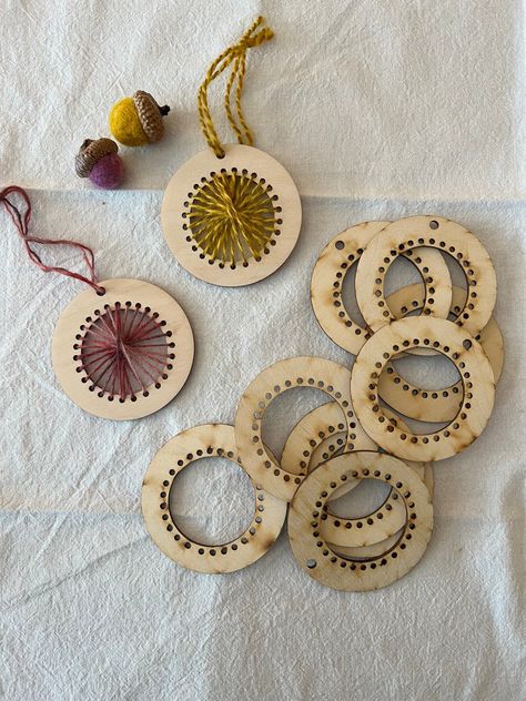 Loom Ornament, Large Montessori Sewing, Wood Laser Ideas, Wood Embroidery, Crocheted Cardigan, Wood Jewelery, Wooden Embroidery, Laser Cut Wood Crafts, Dorset Buttons, Hout Diy