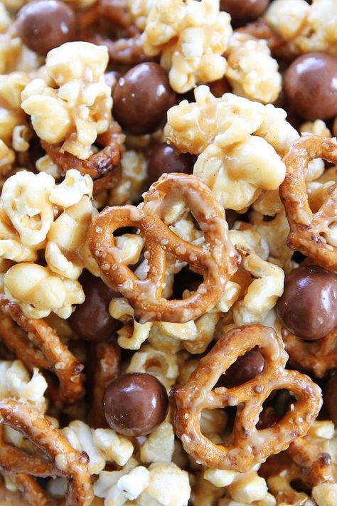 Pretzel Caramel, Popcorn Recipes Easy, Peanut Butter Popcorn, Snack Mixes, Popcorn Treats, Popcorn Snacks, Peanut Butter Pretzel, Popcorn Recipe, Covered Pretzels