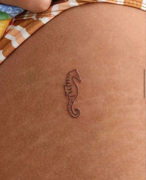 Tiny Unique Tattoos For Women, Stick And Poke Tattoo White Ink, Beach Mini Tattoo, Tattoos For Roommates, Summer Aesthetic Tattoo, Minimum Tattoo Ideas, Simple Linework Tattoos Women, Seahorse Tatoos, Ocean Tattoos Minimalist