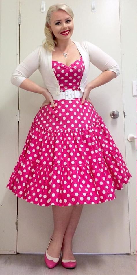 Sapphic & Stepford 50s Fashion Housewife, 50s Style Women, 1950s Womens Fashion Casual, Retro 50s Outfits, Trad Wife Outfit, Stepford Wife Aesthetic, Stepford Wife Dress, 1950's Aesthetic, 1950 Housewife