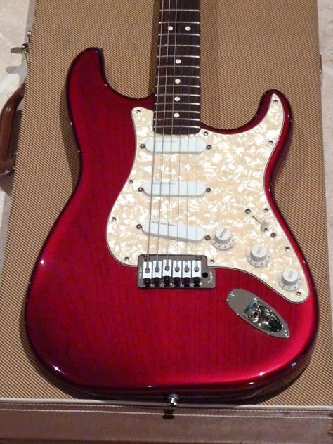 Fender Stratocaster Plus Body Colour - Crimson Burst. Image from Xhefri's Guitars Fender Stratocaster Red, Fender Guitar Amps, Country Guitar, Green Guitar, Red Electric Guitar, Fender Strat, Stratocaster Guitar, Fender Electric Guitar, Cool Electric Guitars