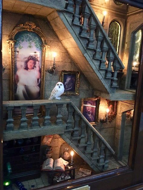 Diy Gifts Harry Potter, Bookshelf Harry Potter, Harry Potter Diorama Ideas, Harry Potter Dollhouse Diy, Harry Potter Staircase, Harry Potter Miniatures Diy, Harry Potter Architecture, Harry Potter Dollhouse, Harry Potter Diorama