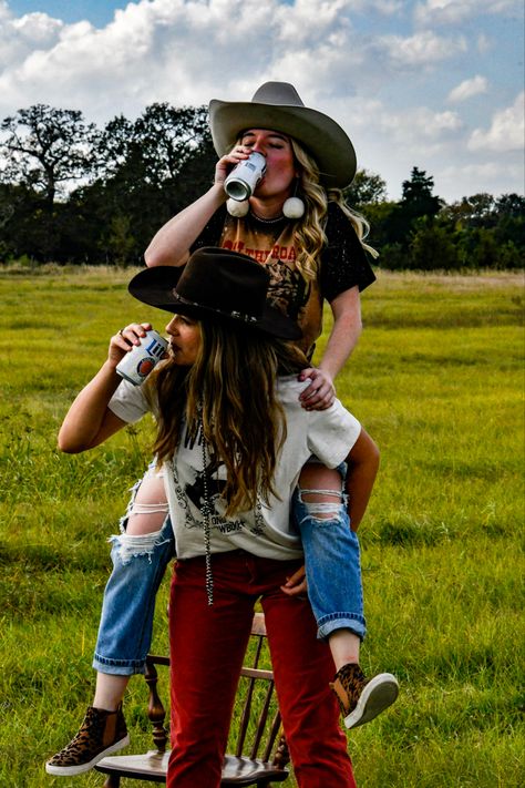 Sister Fall Photoshoot Ideas, Boozy Best Friend Photoshoot, Friend Photoshoot Ideas Two, Photoshoot Inspiration Friends, Cowgirls Best Friends, Drinking Best Friend Photoshoot, Best Friend Pictures Beer, Fun Sister Photoshoot Ideas, Bestie Beer Photoshoot