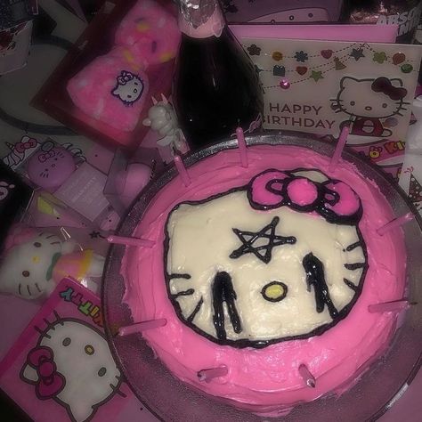 Hello Kitty Emo, Emo Party, Hello Kitty Goth, Bolo Da Hello Kitty, Paznokcie Hello Kitty, Goth Cakes, Bolo Hello Kitty, Grunge Kawaii, Ugly Cakes