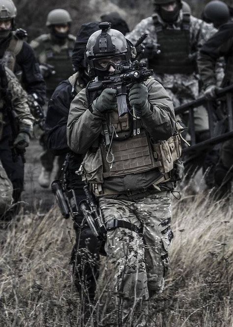 Image may contain: one or more people and outdoor Special Operations Forces, Military Special Forces, Special Force, Military Soldiers, Military Pictures, Special Ops, Army Wallpaper, Military Photos, Pew Pew