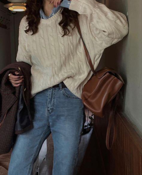 Casual Work Outfit Aesthetic, Chocolate Leather Jacket Outfit, Preppy English Style, Fall Outfit Inspo School, Academia Outfits Midsize, Half Trench Coat Outfit, August Aesthetic Outfits, English Grandma Aesthetic, Autumn Vibes Outfit