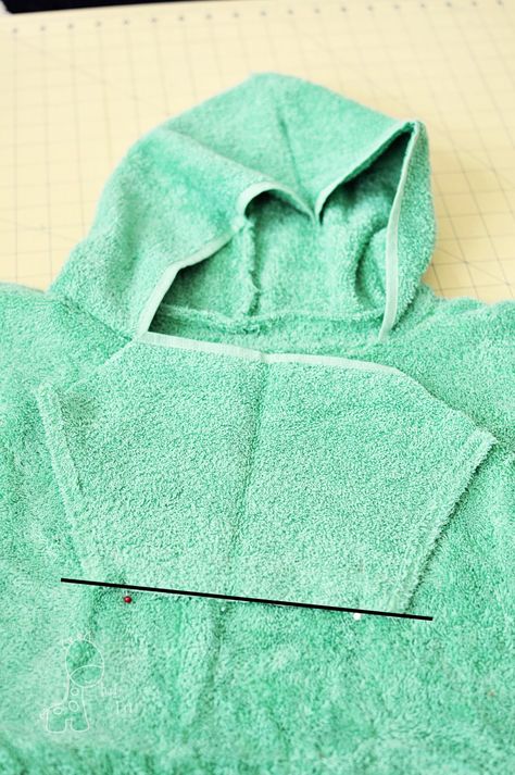 Molde, Hooded Towel Diy, Poncho Diy, Poncho Tutorial, Hooded Towel Tutorial, Beach Poncho, Hooded Bath Towels, Poncho Pattern, Baby Towel