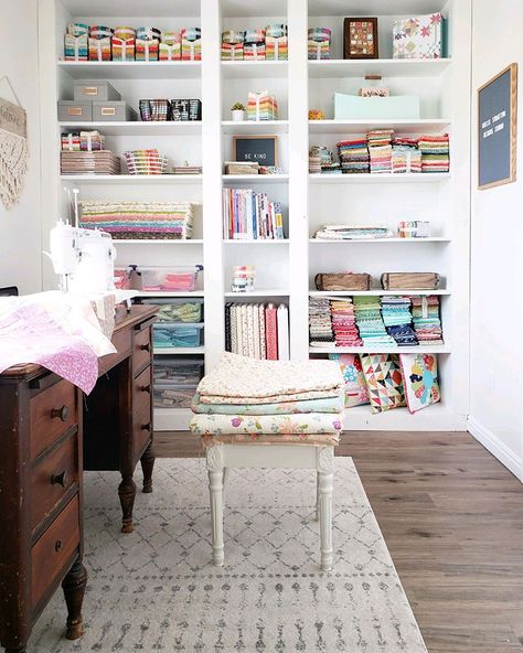 Craft Studios, Organisation, Ikea Sewing Room Ideas Small Spaces, Small Sewing Room, Sewing Office Room, Container Room, Small Sewing Space, Sewing Studios, Small Sewing Rooms