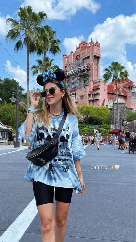 Theme Park Outfit Summer, Disneyland Outfit Summer, Disney World Outfits Summer, Disney Park Outfit, Disney Poses, Disney Trip Outfits, Disney Outfits Women, Park Outfit, Theme Park Outfits