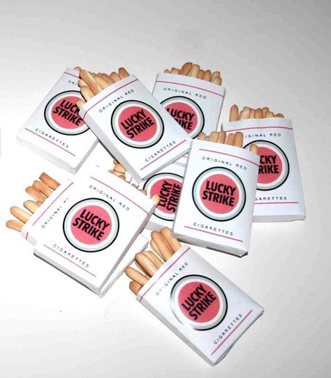 Mad Man-inspired breadsticks in Lucky Strike bags (serve dip in ashtrays)! Ashtrays Diy, Mad Men Party Theme, Rat Pack Party, Mad Men Party, Party Decorations Diy, 1960s Party, Rachel Khoo, Dinner Party Decorations, Men Party