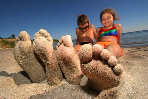 Kids on the beach with sandy feet Ocean Mountain, Beach Pictures Kids, Foto Kids, Mountain Destinations, Vacation Family, Family Beach Pictures, Beach Family Photos, Spring Vacation, Destinations Travel