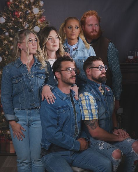 70s JCPenney vibes Awkward Family Photos Siblings Funny, Jcpenney Family Pictures, Step Brothers Photo Shoot, Cheesy Jcpenney Photos, Jcpenney Family Portraits, Cheesy Sibling Photoshoot, Akward Family Photoshoot, Sibling Photo Ideas Older, Awkward 90s Family Photos