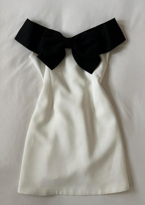 Black Red Carpet Dress Short, Black Dress With Bows, Black Dress White Bow, Black And White Gala Outfit, Black And White Birthday Outfit, Bow Dress Outfit, Black Red Carpet Dress, Red Carpet Dresses Short, Graduation Dress White