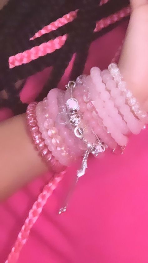 Girly Bracelets Pink, Pinterest Wrist Bracelets, Girly Accessories Bracelets, Pink Bracelet Aesthetic, Baddie Bracelets, Baddie Accessories, Body Jewelry Diy, Pink Bracelets, Paris Filter