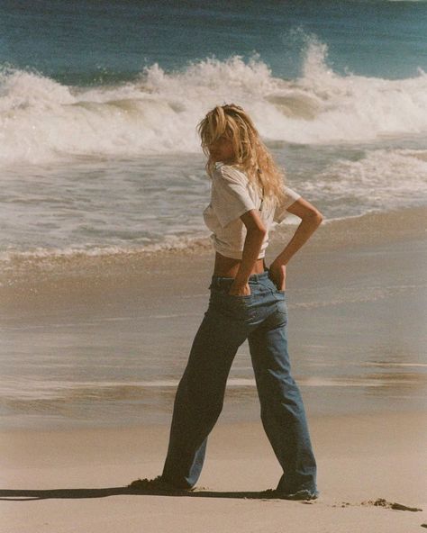 Natasja Madsen by Henrik Purienne for Lois Jeans Spring-Summer 2021 Ad Campaign - Fashion Campaigns - Minimal. / Visual. Natasja Madsen, Henrik Purienne, 00s Mode, Lois Jeans, Photographie Inspo, Beach Shoot, Foto Poses, Foto Vintage, Beach Photoshoot