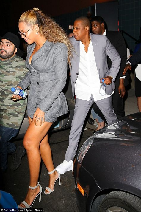 Go grey in suede heels like Beyonce in Saint Laurent #DailyMail Beyonce Outfits Concert, Beyonce Style Inspiration, Beyonce Street Style, Outfits Concert, Beyonce Outfits, Couple Fits, Beyonce Style, Beyoncé Giselle Knowles-carter, Beyoncé Giselle Knowles
