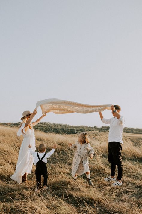 Outdoor Family Photos 4 People, Fall Family Photography Ideas, Fall Theme Photoshoot Family, Family Of Four Outdoor Photoshoot, Family Photoshoot Blanket, Family Shoot Ideas Outdoors, Lifestyle Photoshoot Family, Trendy Family Photoshoot, Family Photography Inspiration