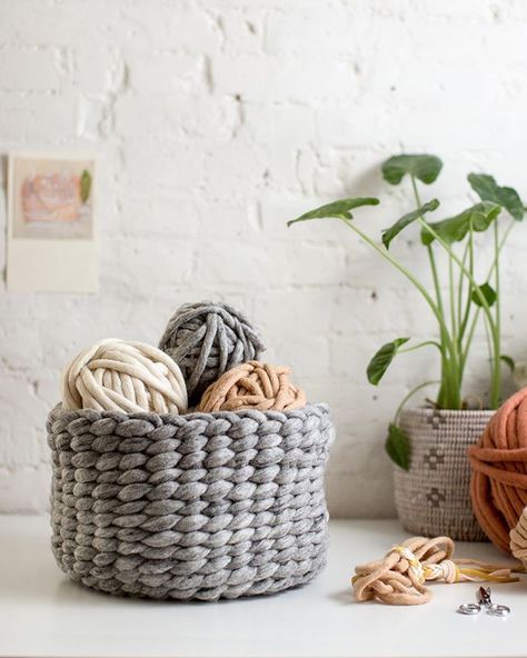 Gorgeous Hand Crochet Blanket in an Hour - Flax & Twine Hand Crochet Basket Diy, Chunky Hand Knit Basket, Chunky Knit Basket, Woven Basket Diy, Crochet Mini Basket, Diy Woven Basket, Easy Crochet Basket, Paper Basket Diy, Rope Trivet