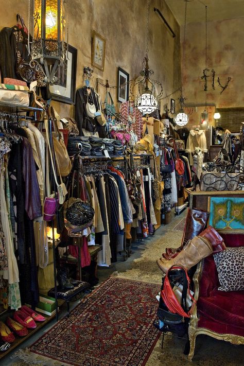 Head Shop Ideas, Shoes On Display, Cool Shoe Display, Thrift Store Inspiration, Vintage Clothing Shop Interior, Thrift Vintage Aesthetic, Vintage Shop Decor, Clothing Store Aesthetic Interior, Thrift Shop Design Ideas
