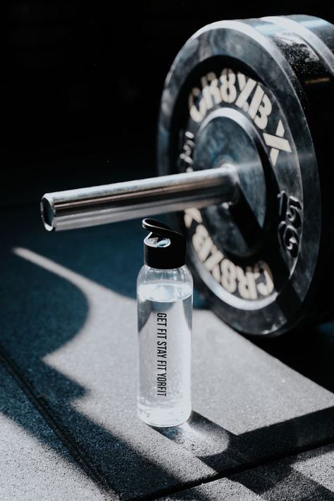 Gym Bottle Photography, Gym Product Shoot, Supplements Photography Ideas, Water Bottle Photography Ideas, Gym Photography Ideas, Sport Product Photography, Gym Inspo Pics, Gym Product Photography, Fitness Product Photography
