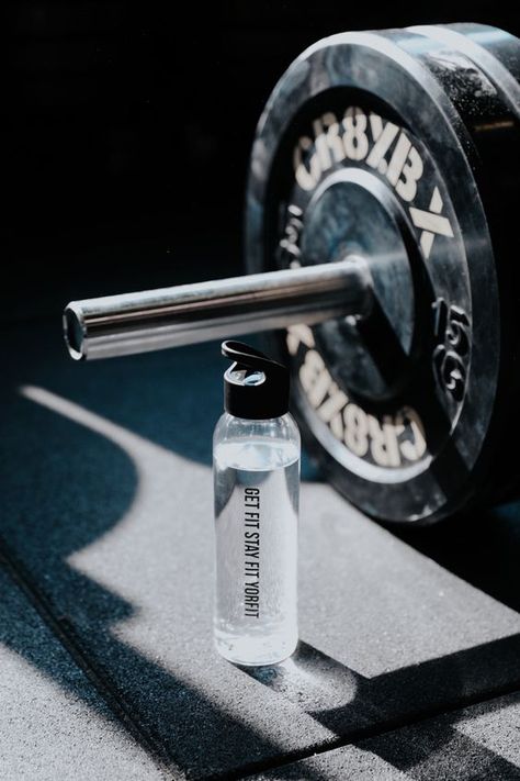 Gym Bottle Photography, Sport Drink Photography, Gym Product Shoot, Supplements Photography Ideas, Preworkout Photography, Water Bottle Photography Ideas, Gym Photography Ideas, Gym Product Photography, Sport Product Photography