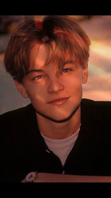 Leonardo In Titanic, 90 Leonardo Dicaprio, Leonardo Dicaprio 90s Photo, You G Leonardo Dicaprio, 90s Leonardo Dicaprio Aesthetic, Young Celebrity Men, Leonardo Dicaprio Jack Dawson, Cute Leonardo Dicaprio, Leo 90s Leonardo Dicaprio