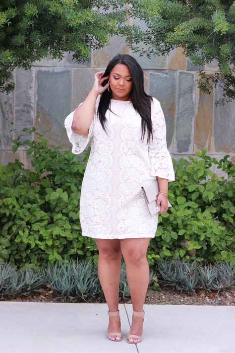 Curvy Style Inspiration: Lace and bell sleeves add a feminine and modern touch to a little white dress. Casual Gowns, Big Size Dress, Style Inspiration Curvy, Beautiful White Dresses, Look Plus Size, Vestidos Plus Size, Vestido Plus Size, Rehearsal Dress, Trendy Wedding Dresses