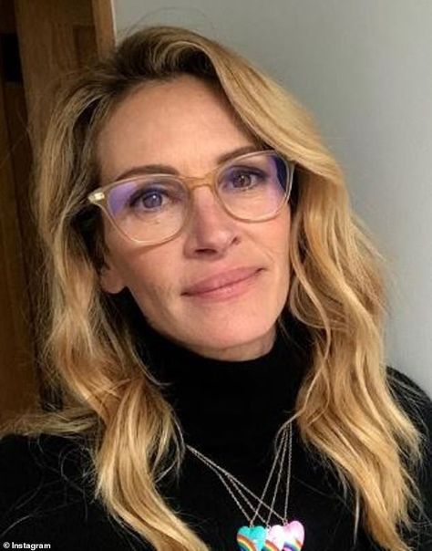 Glasses For Oblong Face, Glasses For Long Faces, Best Eyeglass Frames, Spectacles Women, Glasses Women Fashion Eyeglasses, Celebrities With Glasses, Glasses For Face Shape, Glasses Inspiration, Glasses Outfit